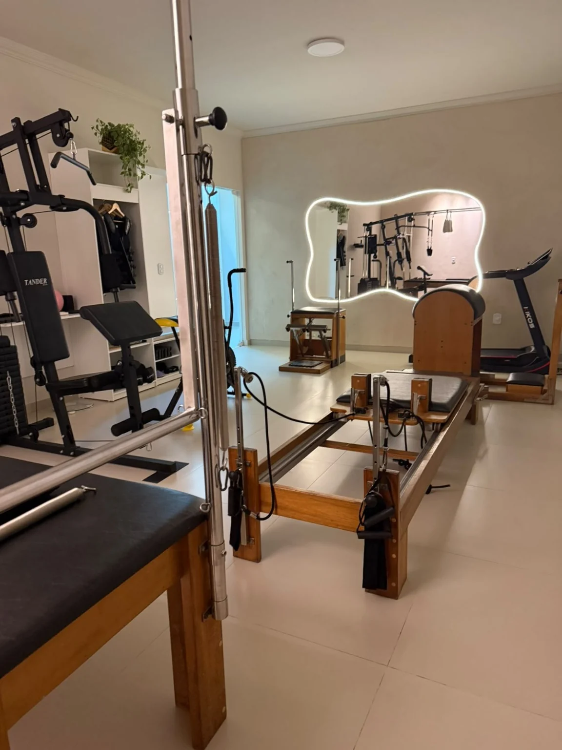 Reformer da sala de Pilates da Clínica Ayla Paz em Araruama