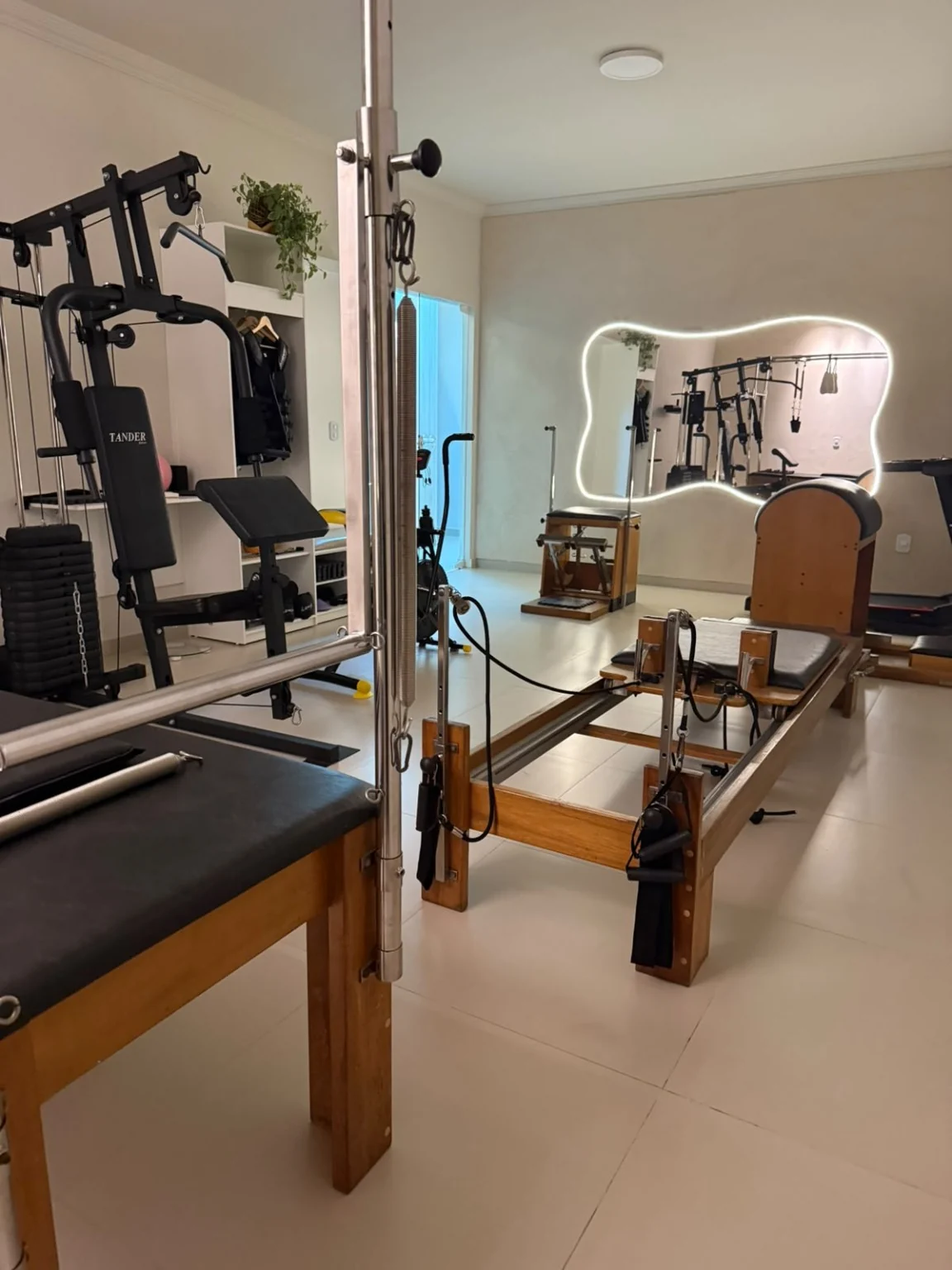 Visão da sala de Pilates e Eletroestimulação