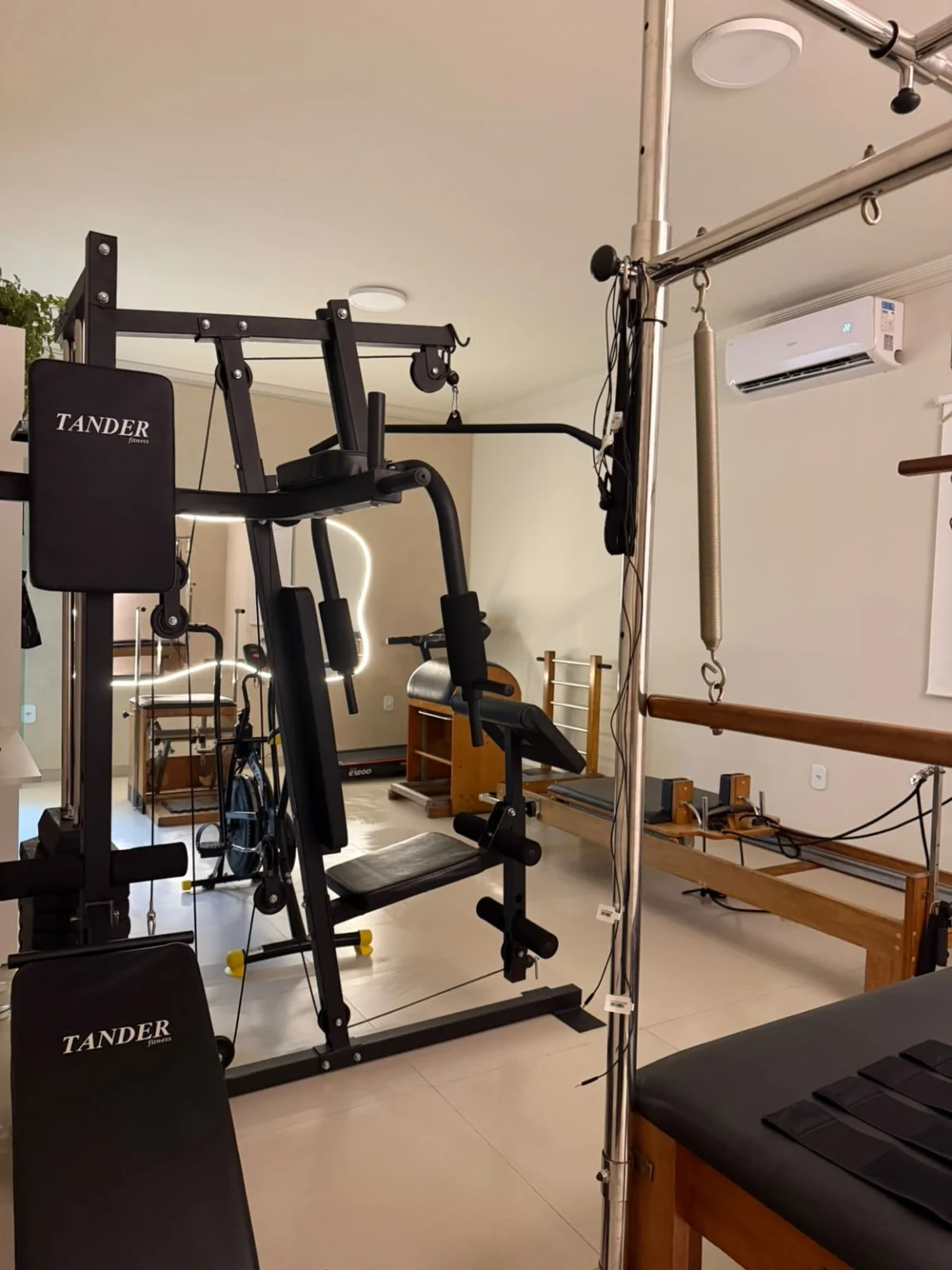 Equipamentos do espaço de Pilates e Eletroestimulação da Clínica Ayla Paz